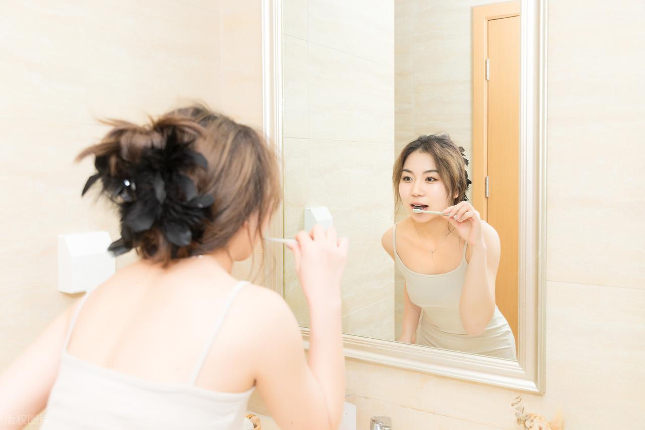 "睡前刷牙"是错的？医生：不想牙齿提前坏掉，记住4点

在生活中，我们从小养成的