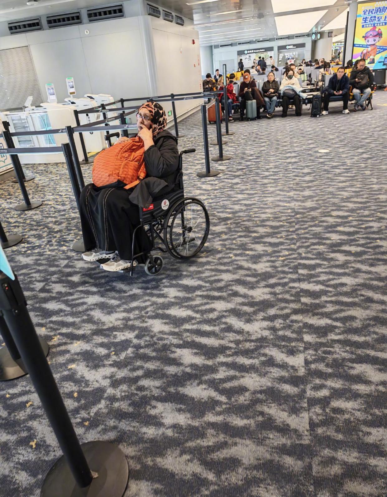 在杭州机场候机大厅里坐着轮椅的印度人，她明明可以正常走路，却偏偏坐着个轮椅，这是