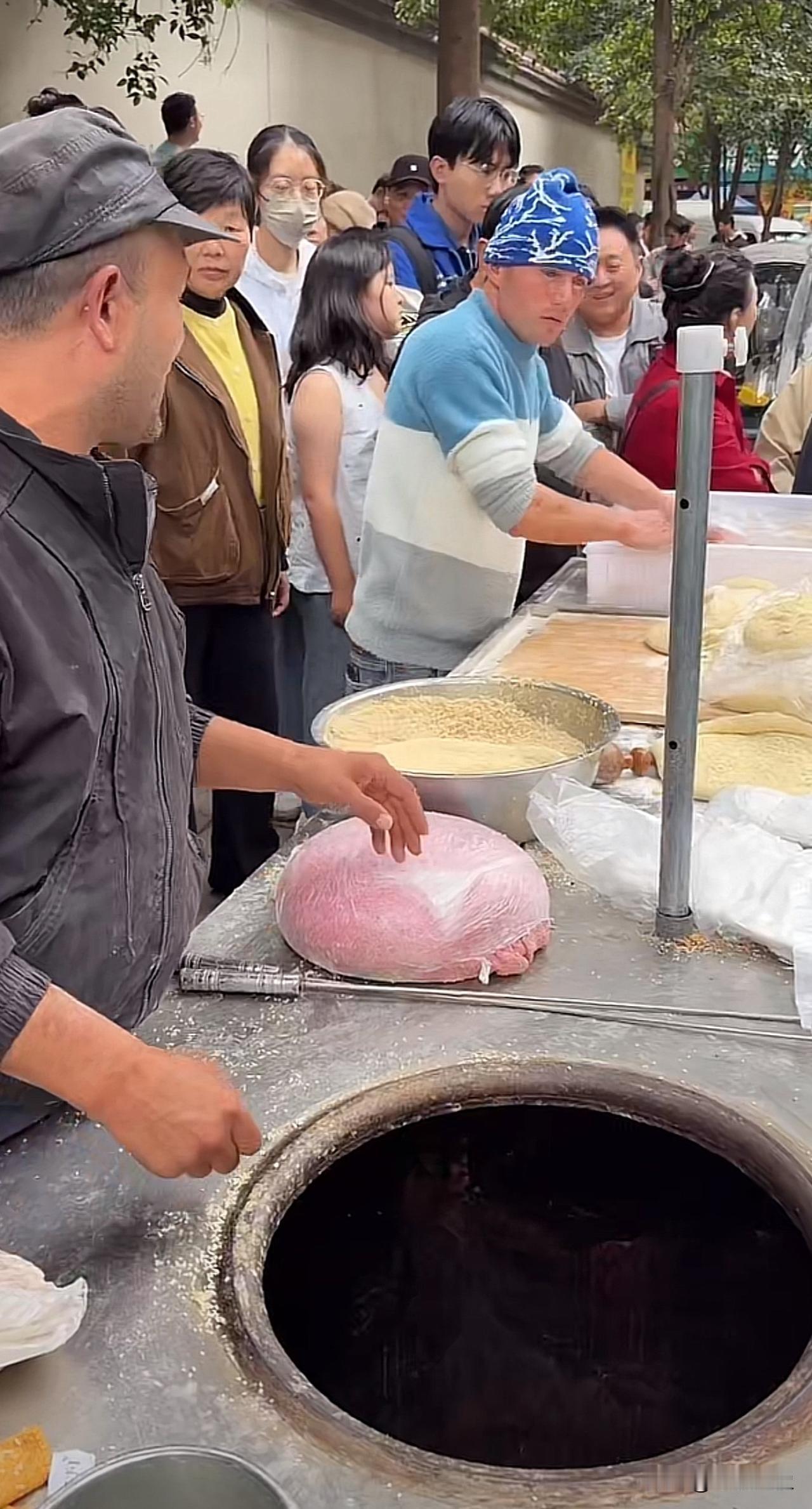 西安这位馕饼哥彻底火了！他常年在路边卖馕饼，因为物美价廉，干净卫生，用料扎实，这