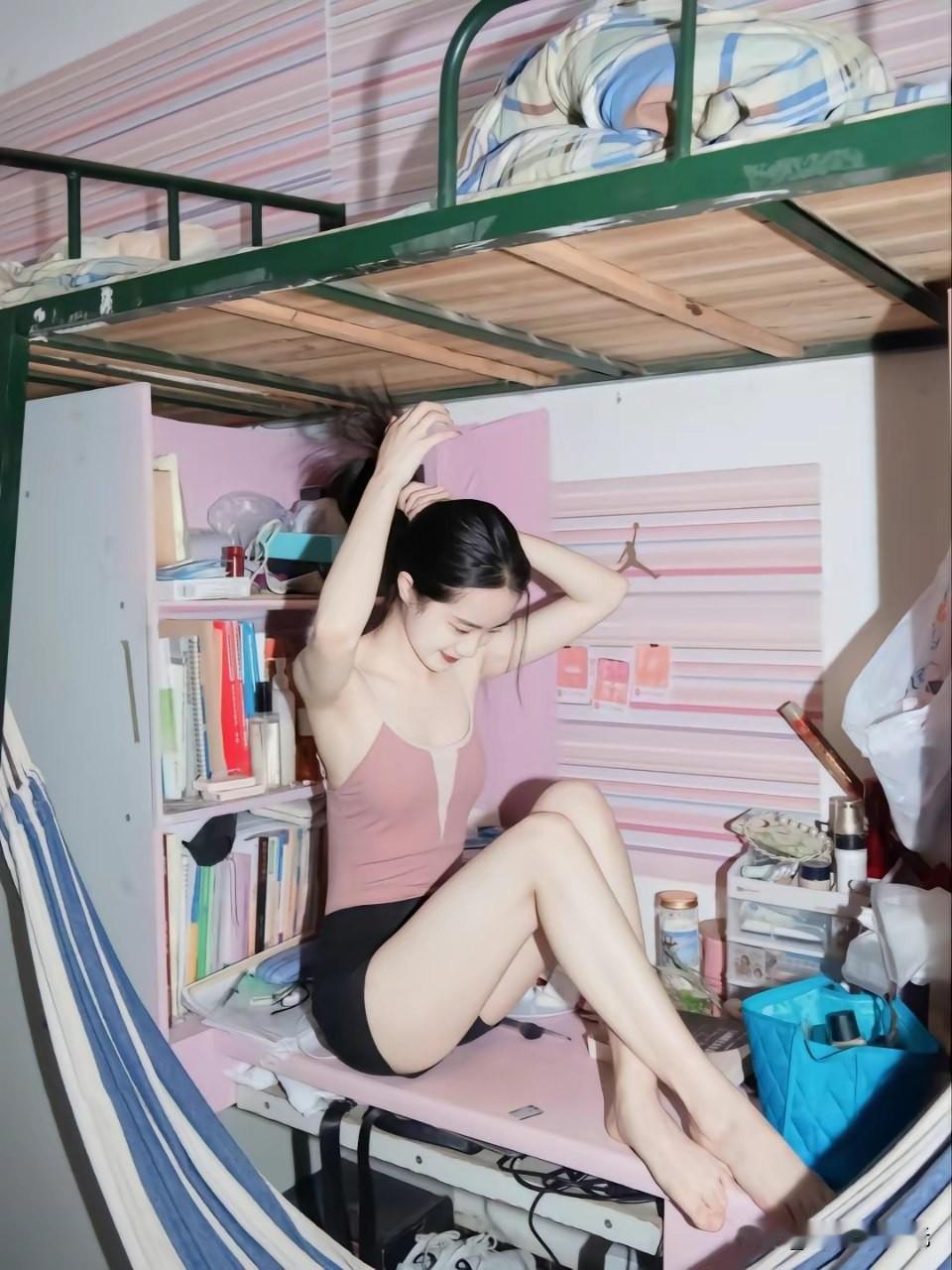 舞蹈女生的宿舍，充满了艺术氛围。