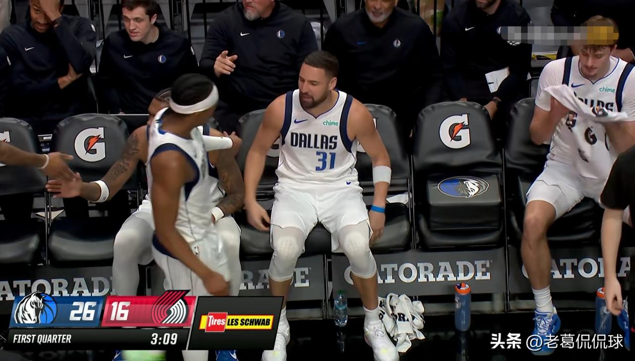 独行侠球星汤普森真是太让人费解了！在今天独行侠客场以100：93击败开拓者的比赛