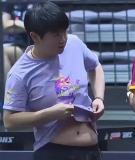 不懂就问，莎莎怎么会有小肚子？孙颖莎的小肚子和平常的女孩是一样的，肉肉的。这是真