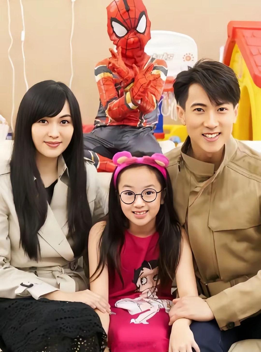 吴尊老婆怎么拍照都是一个发型，一个表情，永远笑不露齿 ​​​