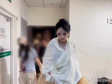 杨幂平地摔家人们，不知道大家是否还记得杨幂的那次平地摔？当时那可是在网络上掀起了
