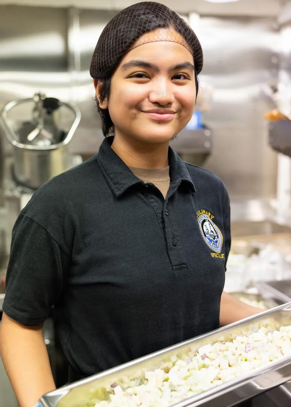 新兵入美国籍，让许多菲律宾人成为真正的美国人。
来自菲律宾圣费尔南多的厨艺专员新