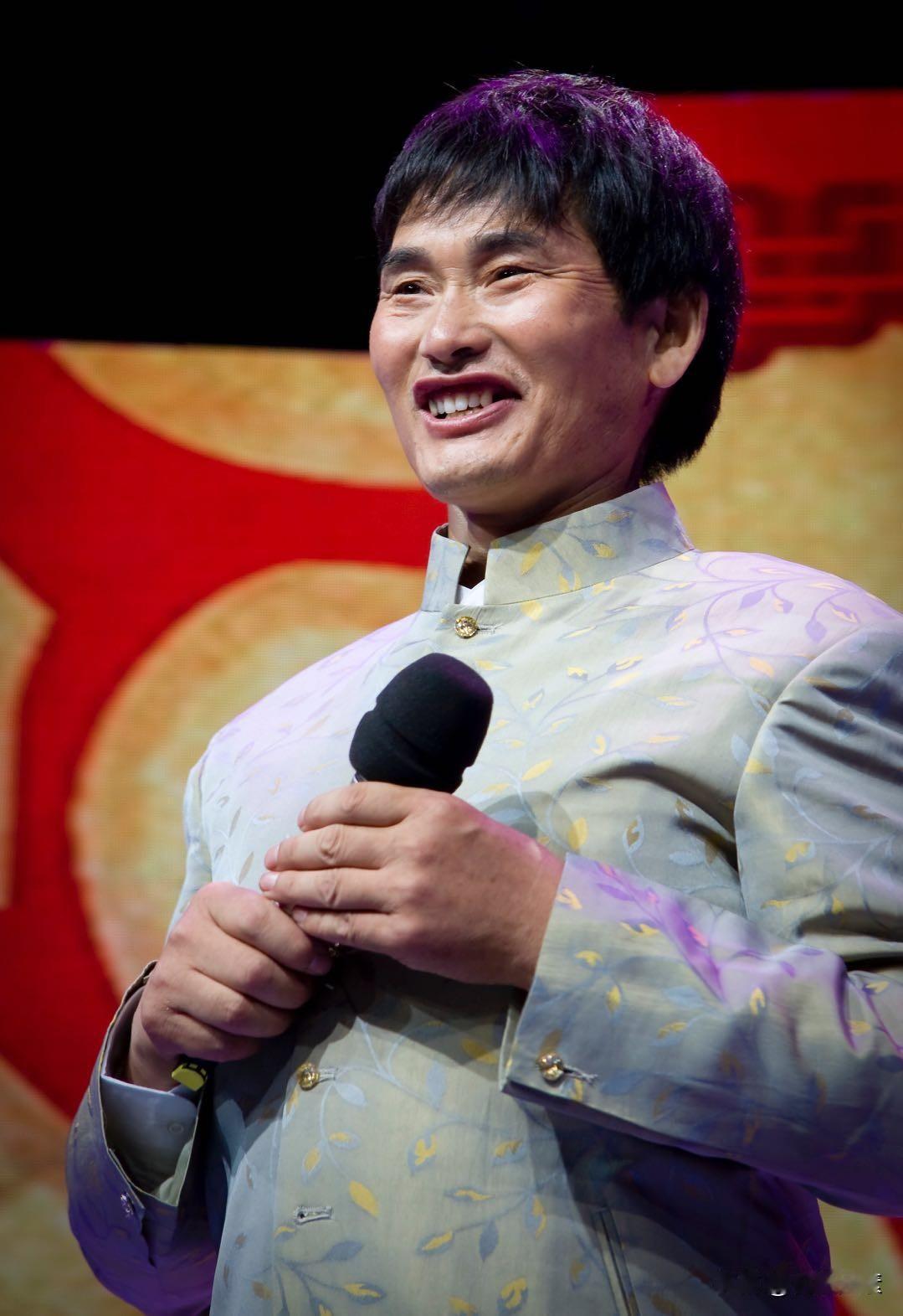 大衣哥朱之文老师绝对是厉害人物，
从一贫如洗到大富豪，
还是初心不变，
没飘，保