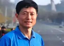 1958年生的艾跃进，张口就是"灭日本"，一辈子站在讲台上呕心沥血的教育年轻人。