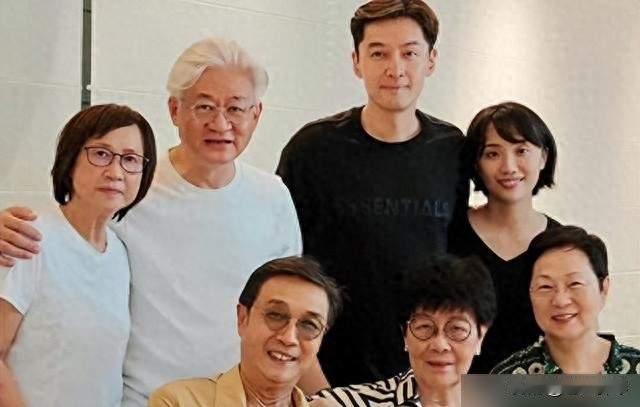胡歌中秋街头骑车载妻女，一个动作让全网破防，这才是真顶流
