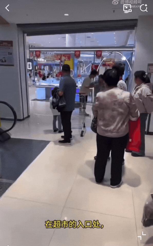 你会事事都满足孩子吗？
河南某商场里出现了这么一幕，看着是孩子的问题，其实家长也