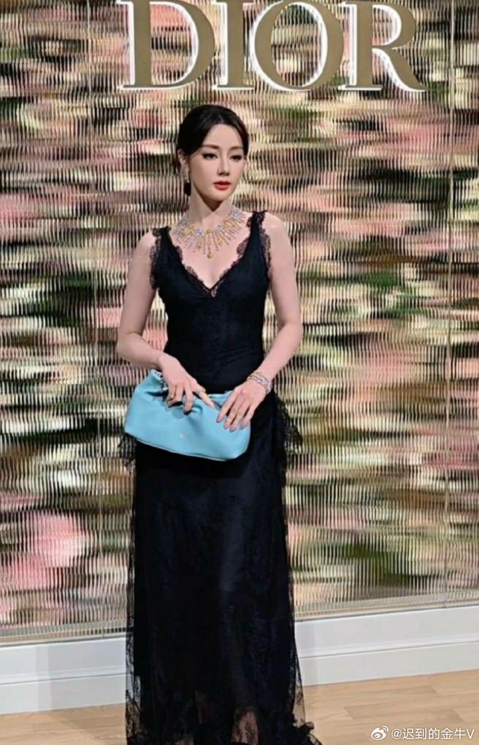 迪丽热巴恋情风波后首现身亮相活动颜值气场依旧在线，从容面对各种声音。专心搞事业的