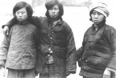 那是1937年春天。河西走廊的风刮起来像刀子。她躺在土窑洞里，血把干草染透了，又