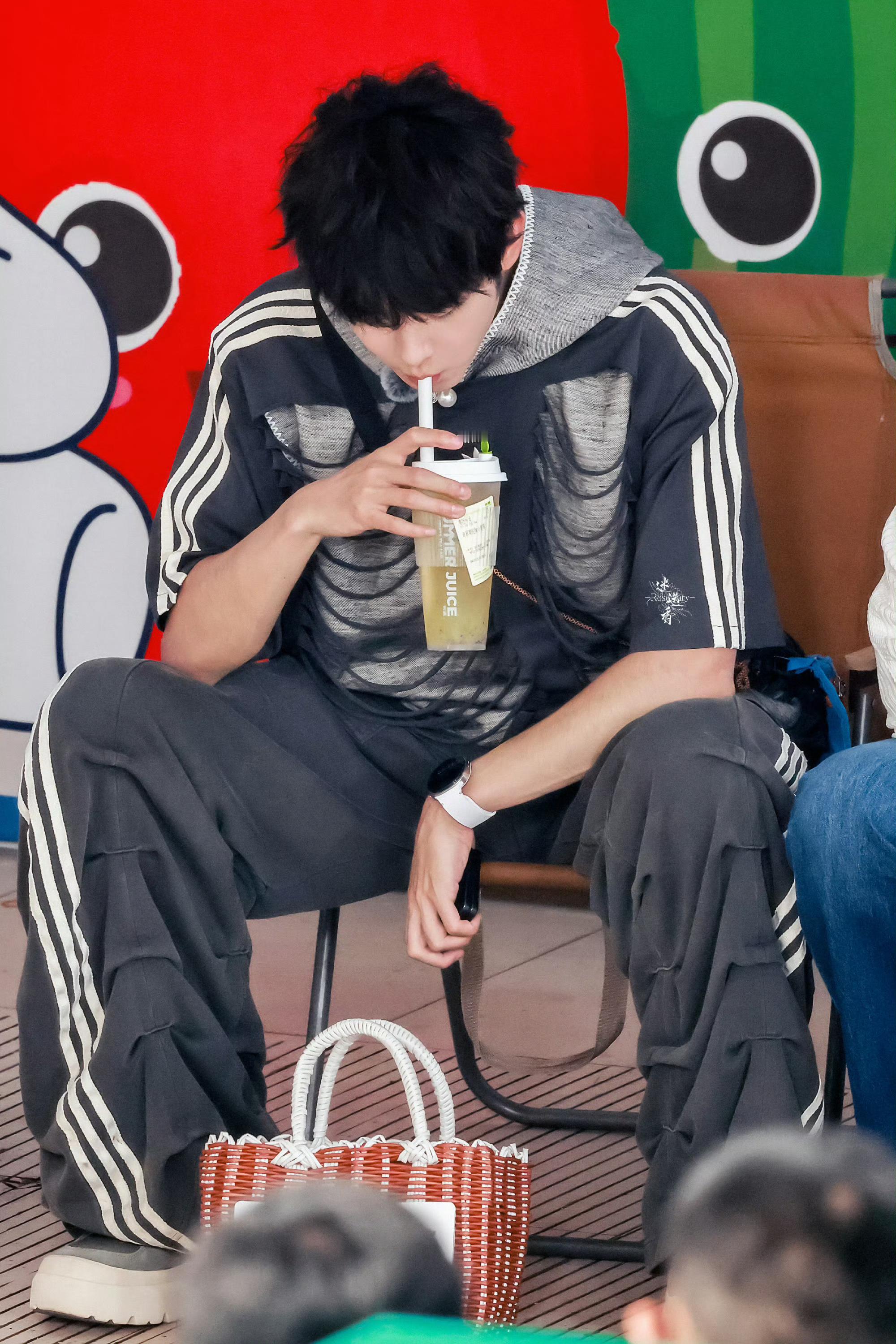 田嘉瑞灰色运动装田嘉瑞《快乐趣吹风》录制路透灰色运动装look青春男大即视感大口