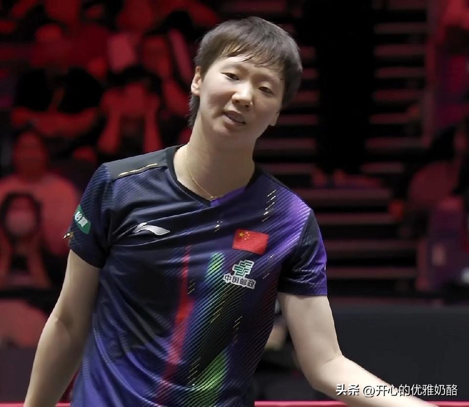 王曼昱轻松晋级，都把自己打笑了。
王曼昱遇到人高马大的温特，今天又是削球又是防弧