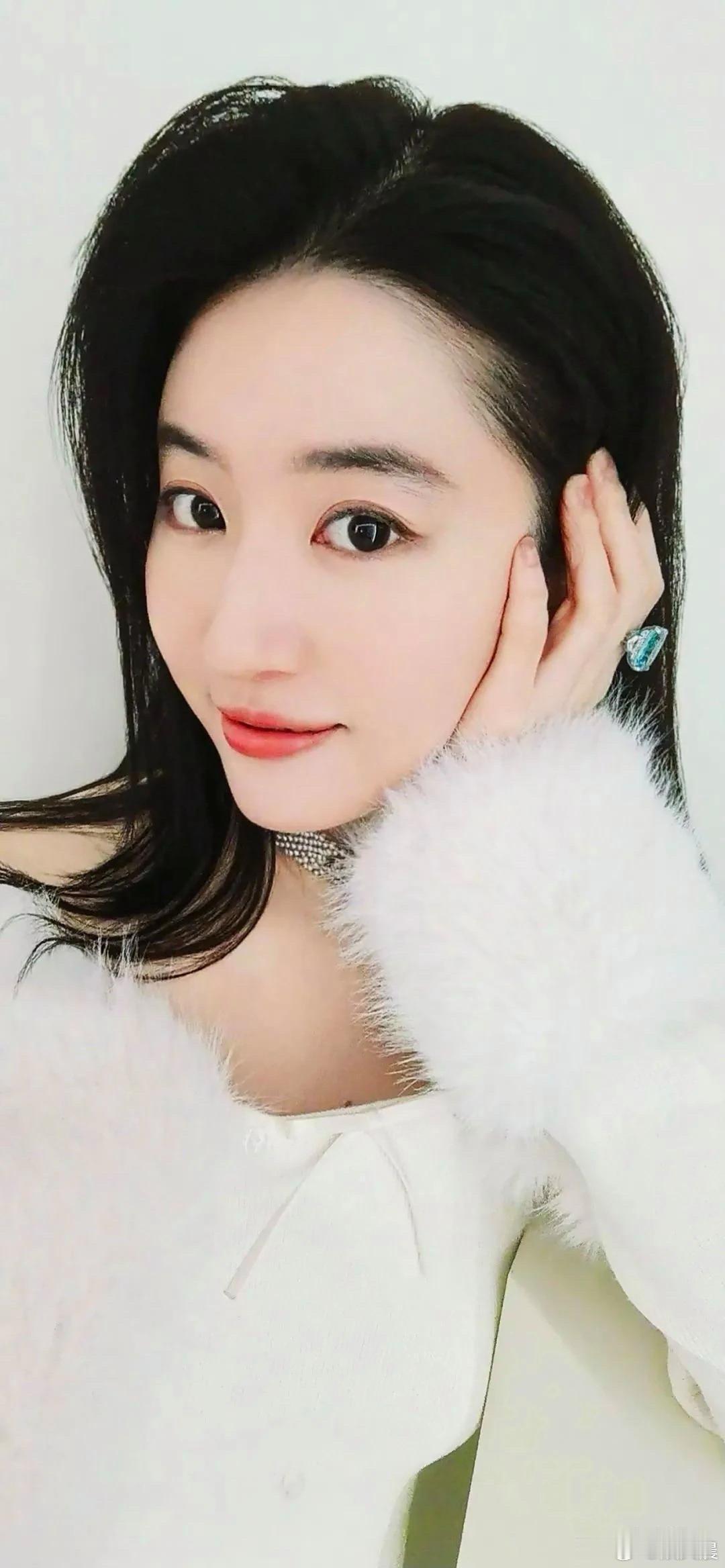 刘亦菲身穿肉丝短裙，优雅中透着性感，尽显迷人魅力。 ​​​