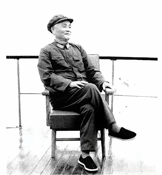 1985年，72岁的开国中将杜义德，将在空军服役的小儿子杜伟，主动调到陆军野战军