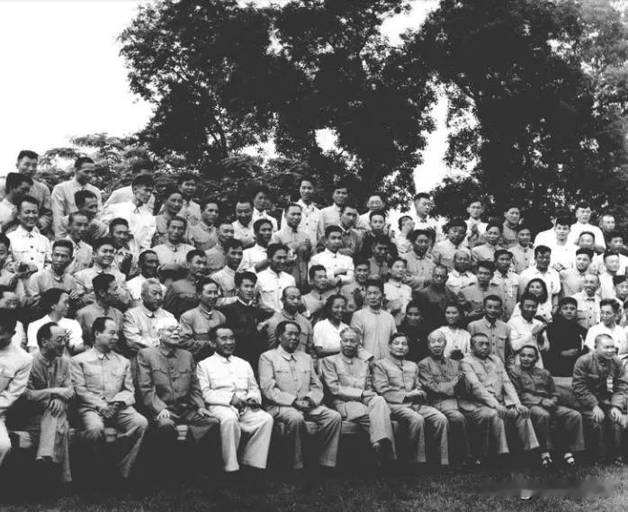 1956年7月，毛泽东、朱德、刘少奇等接见全国供销合作社会议代表时的合影。代表中