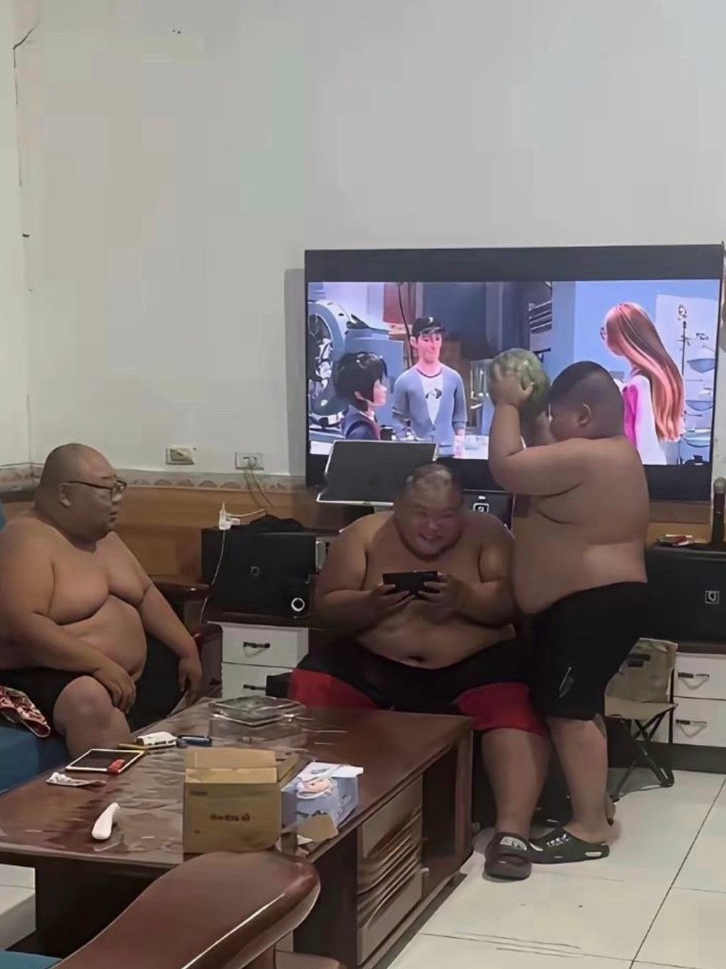 这一家人基因太强大了 好奇母亲长啥样 