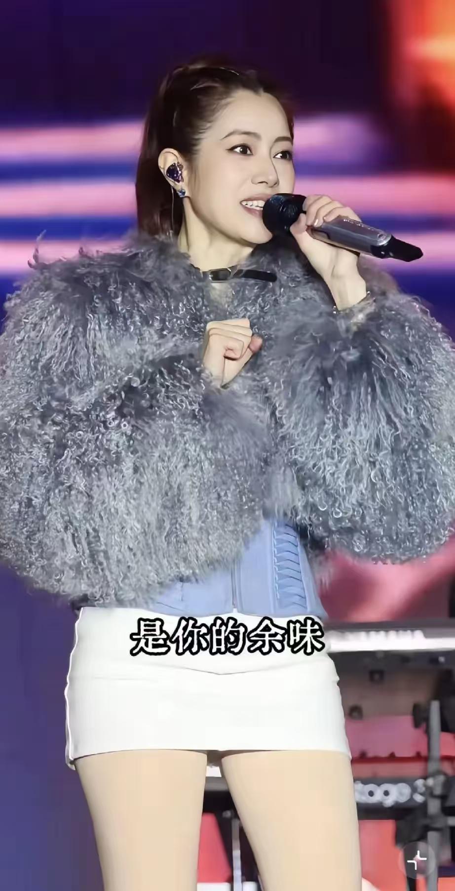 看见徐怀钰，
我突然有点感慨了！
47岁的人还能这么美，到底怎么做到的？

她自