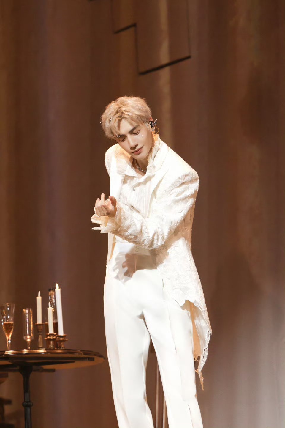 罗云熙一开口梦回长月烬明罗云熙在演唱会上倾情演绎长月烬明的配乐。他极具感染力的声
