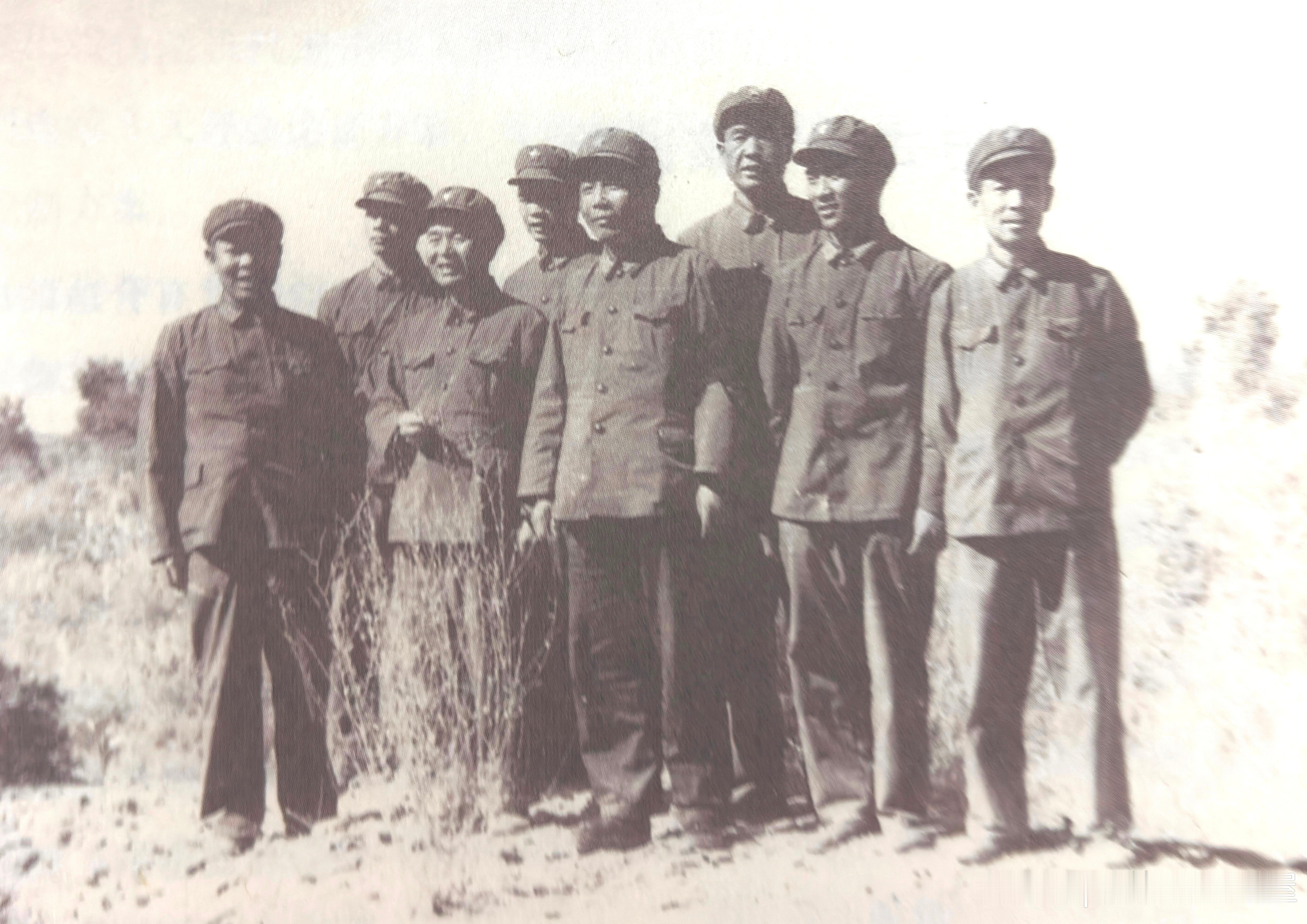 60年代程开甲（左三）与丁浩然（右一）等勘选平洞试验场址军事历史全触达 ​​​