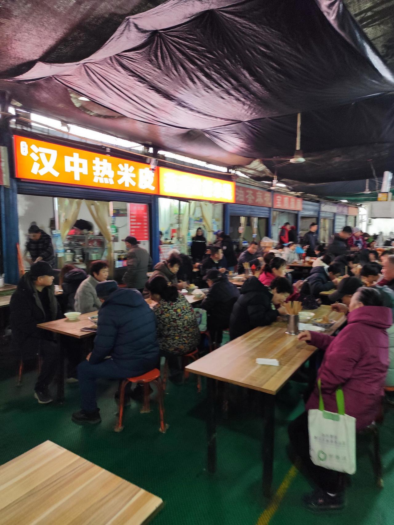 【老西安的早餐江湖（1）】四块钱能吃什么？在纺织城鹿塬街综合批发市场，一碗搅团能