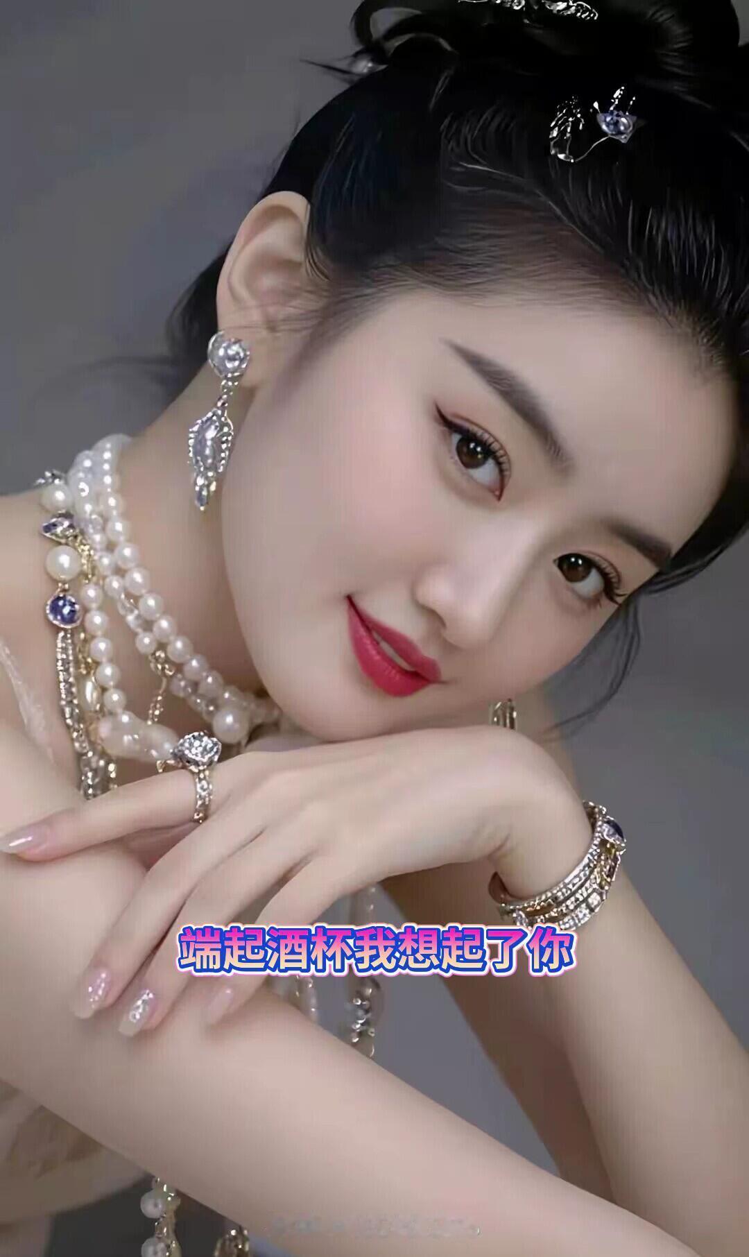 端起酒杯，回忆涌上心头