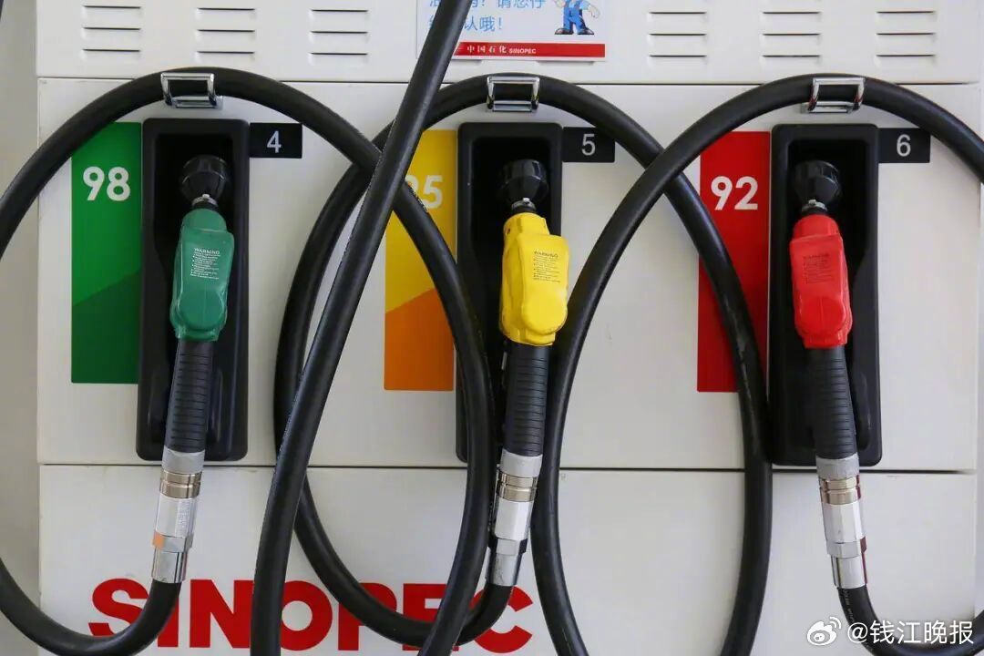 【油价今晚下调，汽柴油每升降五六分钱】又到了油价调整的时间窗口。据最新消息，今天