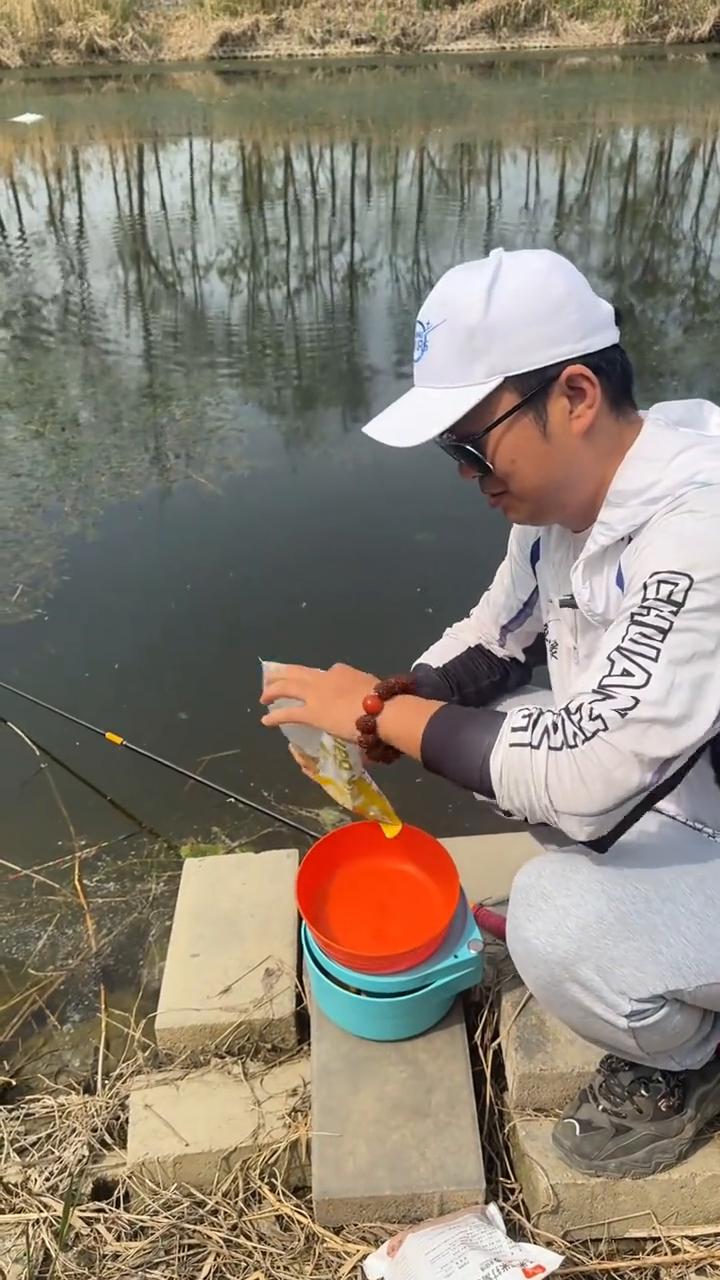 这是挂草上了吗？大家好，我是老付。刚才经过这里发现了一个非常好的钓位，都是水草，