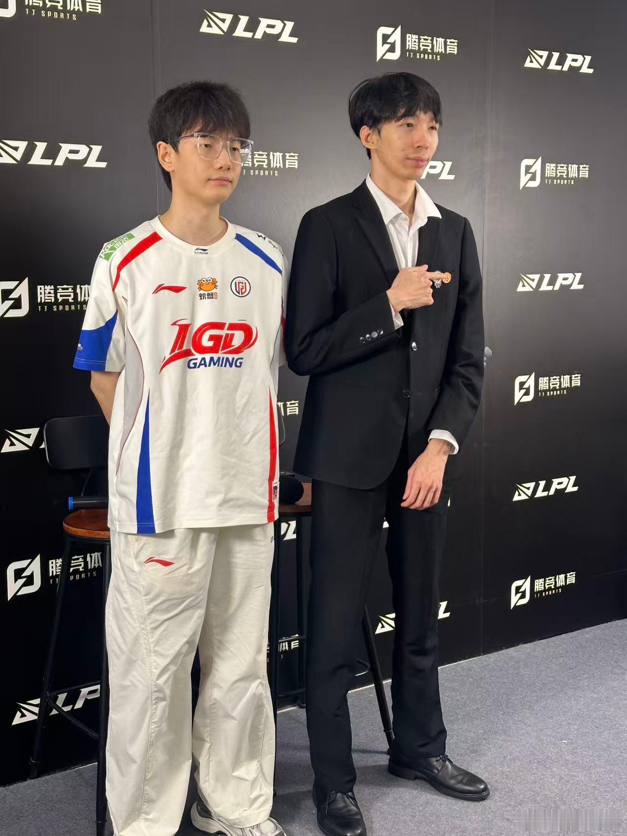 今日份胜者采访合影👍LGD时隔2116天赢下淘汰赛Gumayusi回应亚运会L