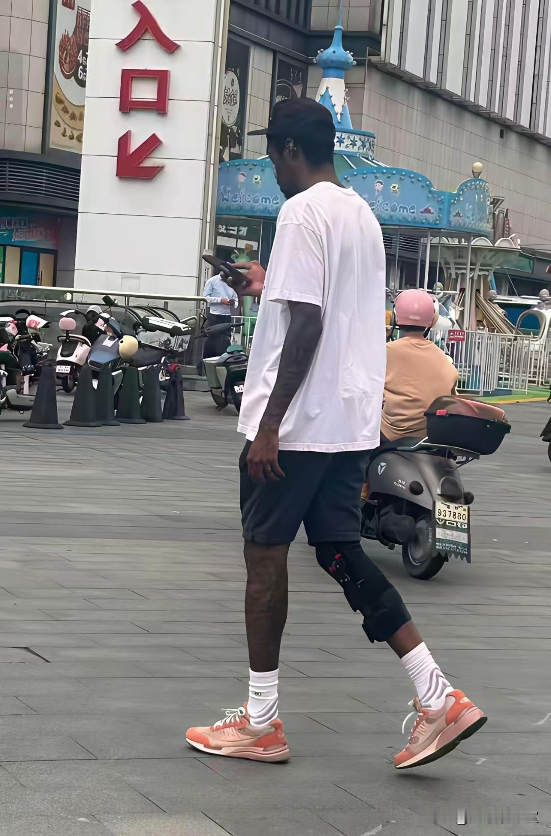 4月23、24两天，东莞连续下雨、萨姆纳因伤被取消注册让位给拉科塞维奇，看到图片