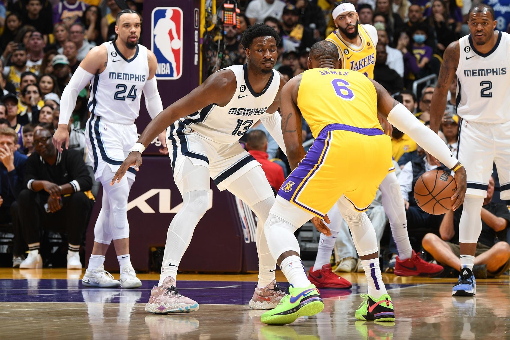 詹姆斯上次在季后赛命中绝平球是在23年首轮G4最后0.8秒突破上篮篮球 今日，湖