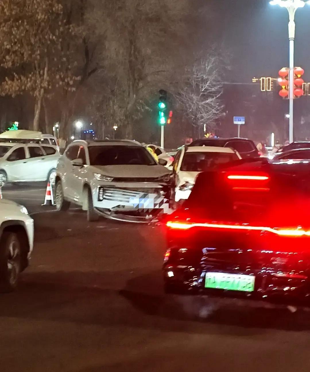 石河子周一早高峰飘雪，路面秒变镜面，通勤车一溜打滑，五车连环亲屁股。
我刷到行车