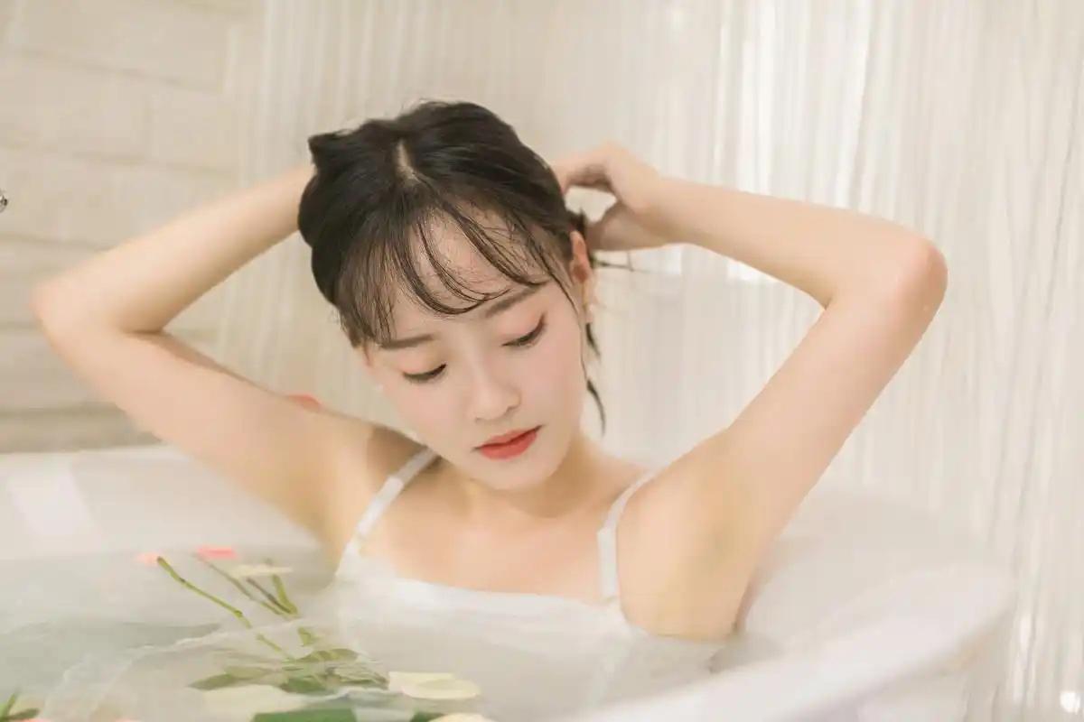 色字头上一把刀。男子入室盗窃后，发现一女子在洗澡，见其身材好就想发生关系，女子情