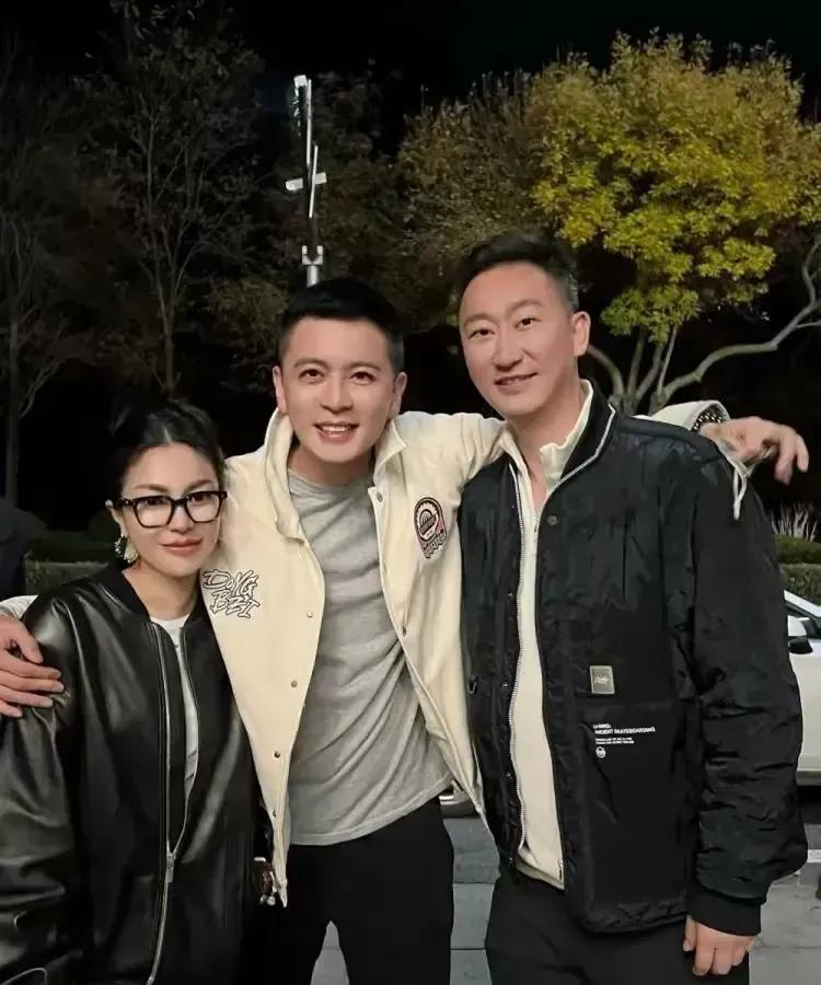 篮球迷们，你们知道最近俱乐部杯上发生的一件怪事吗？青岛队和辽宁队的教练全程没站起
