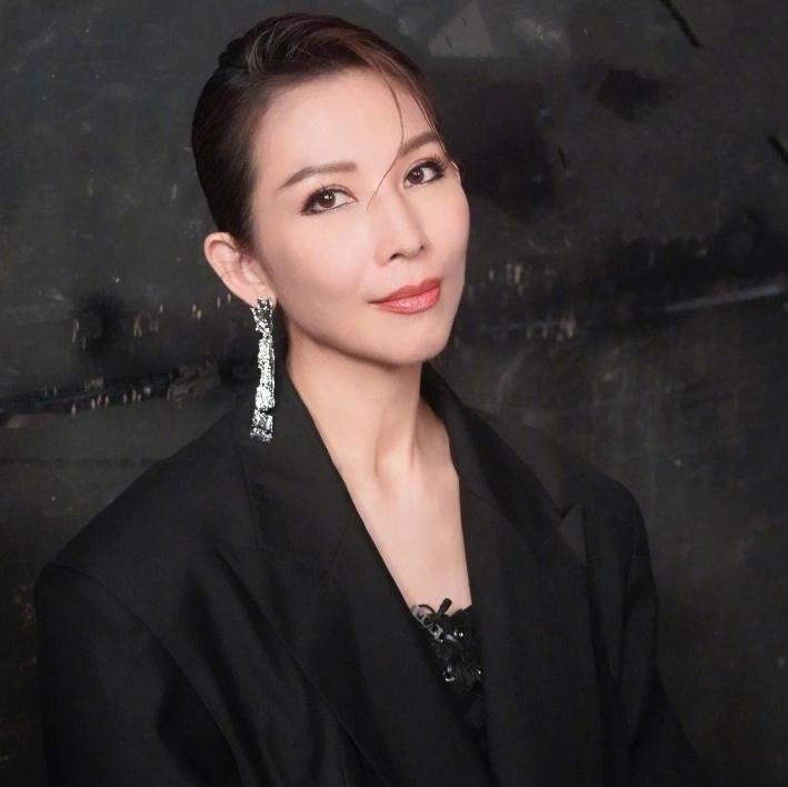 “娘娘”蔡少芬香港的家，只有80平，让不喜形于色的主持人都大惊失色，更令人意外的