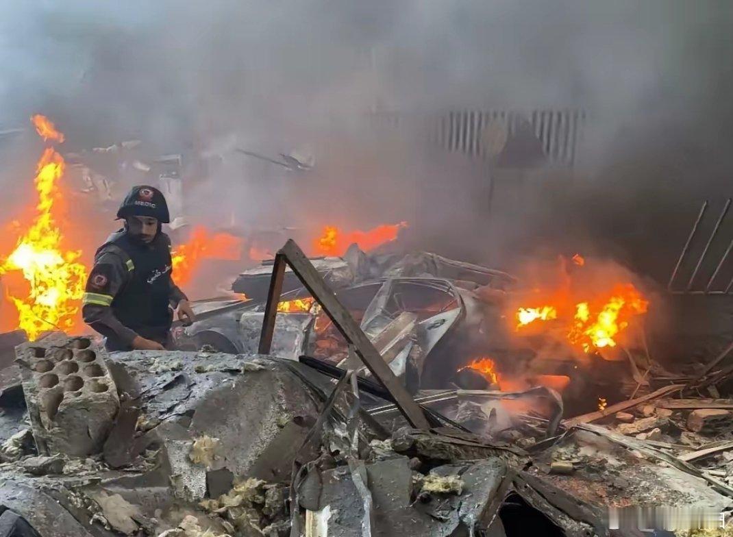 血债血偿！伊朗军方宣告领袖热血不白流，举国复仇呼声高涨血债血偿！伊朗军方今日以雷