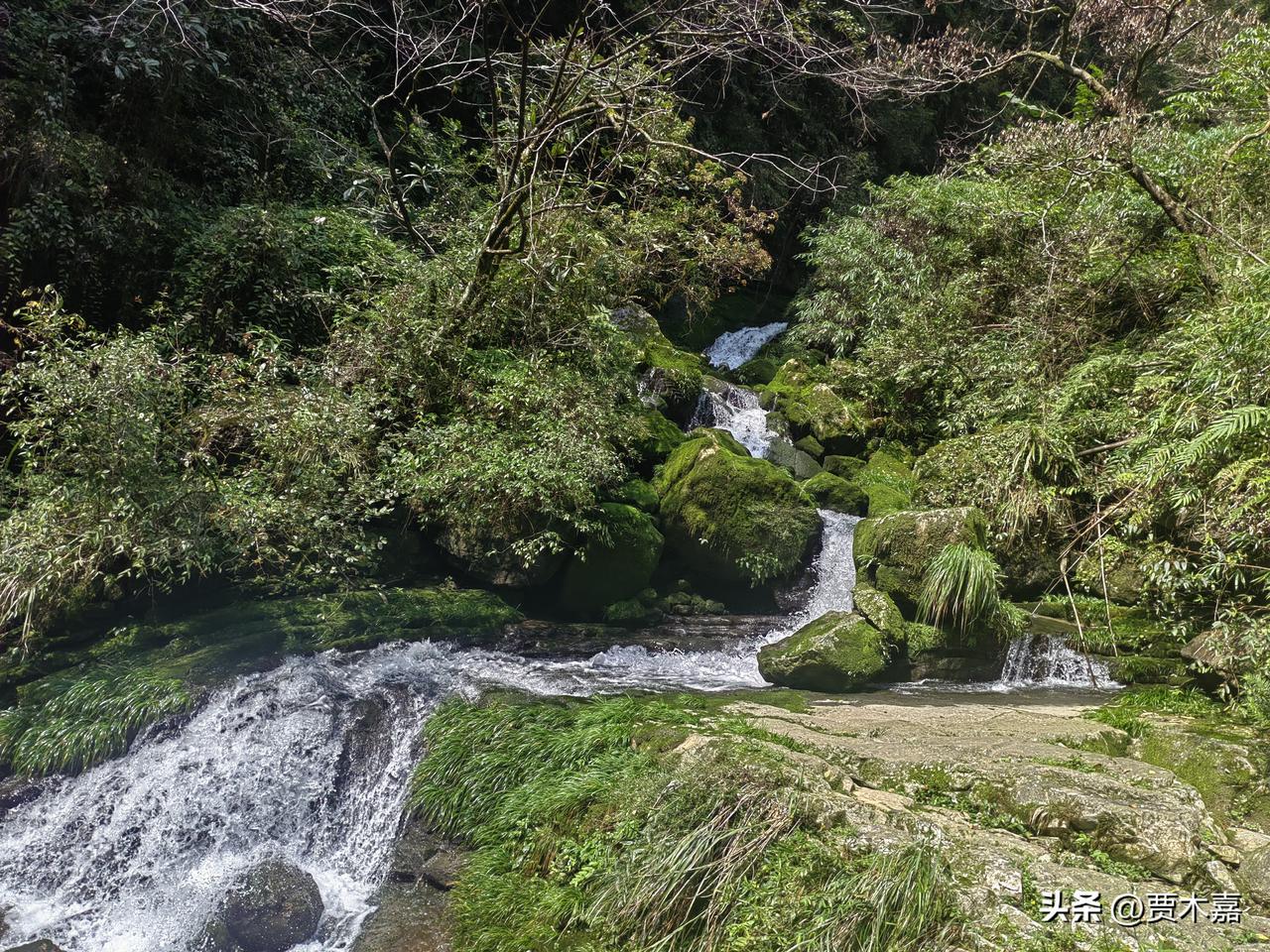 一个和繁华紧密联系的地方。几十里路程出来，就是繁华人间、烟火四溢的滚滚红尘；几十