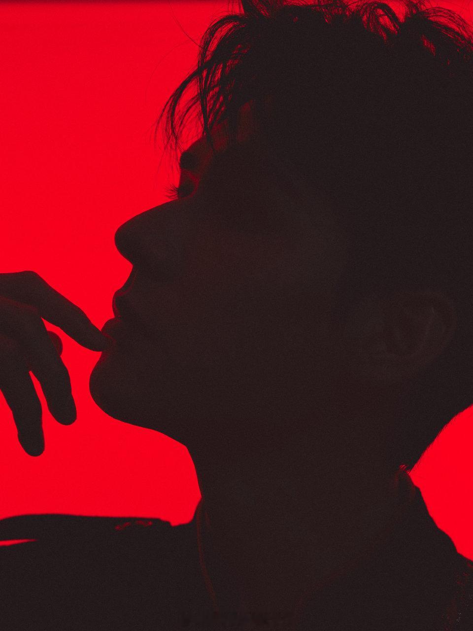 龚俊东方卫视跨年工作室预热图来啦，光一个剪影就能勾魂摄魄，这世上怎么会有不管正脸