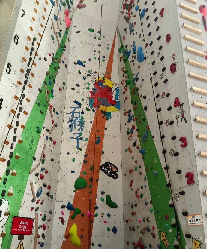 今天去尝试了攀岩，本来以为能轻松搞定，结果刚爬没多高手臂就开始发酸。每一次抓握岩