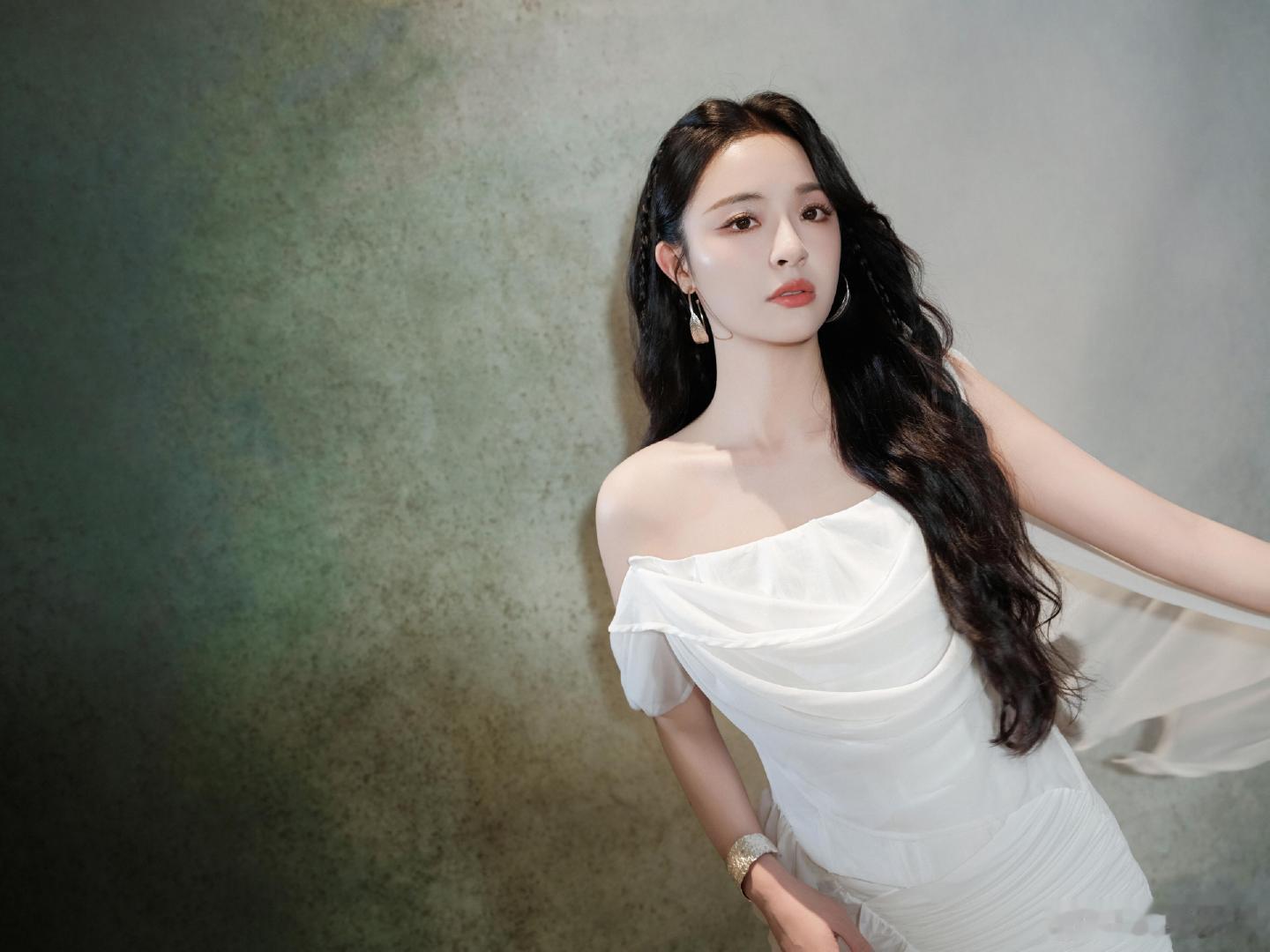 李莎旻子回应跨界唱歌质疑 听完李莎旻子的回应格外感慨。十年坚持每年创作歌曲，哪怕