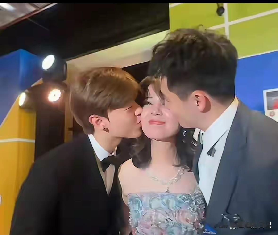 于文红的左膀右臂，一个是儿子，另外一个是老公，谁能相信呀。

关键是，两个孩子相