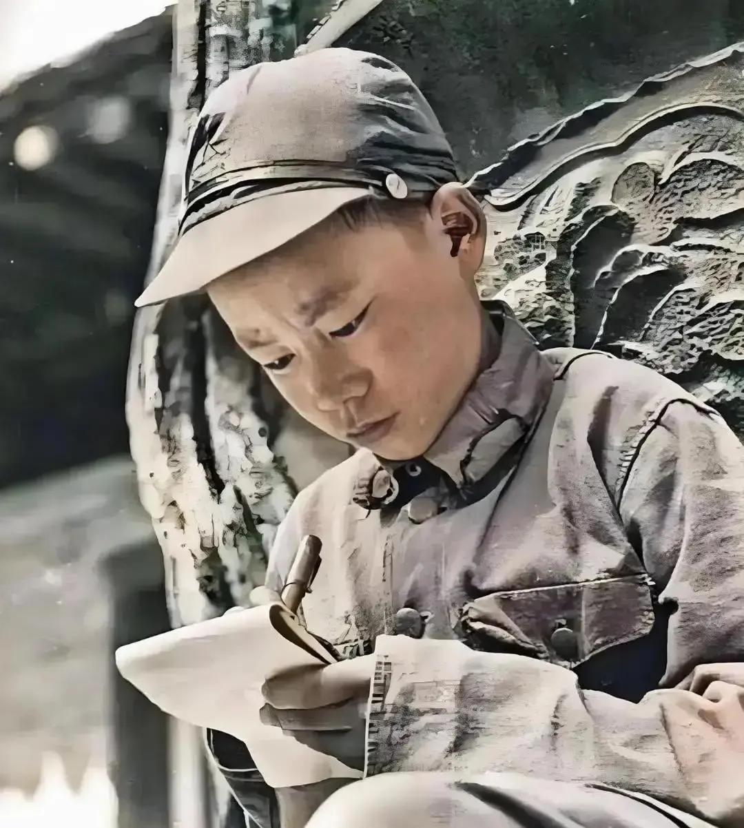 1936年，一个12岁小红军落入马家军手中，即将被枪毙。没想到，小红军突然喊了一