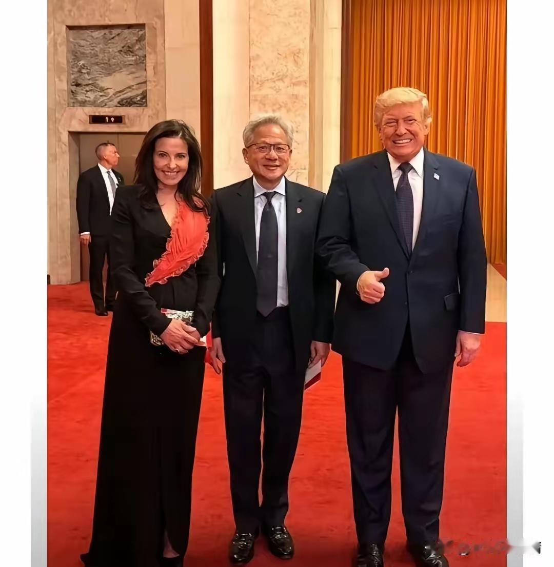 这老六也敢独站中间位
是不是太自信太骄傲
当然
右边这位还陪着难得一见的笑脸
是