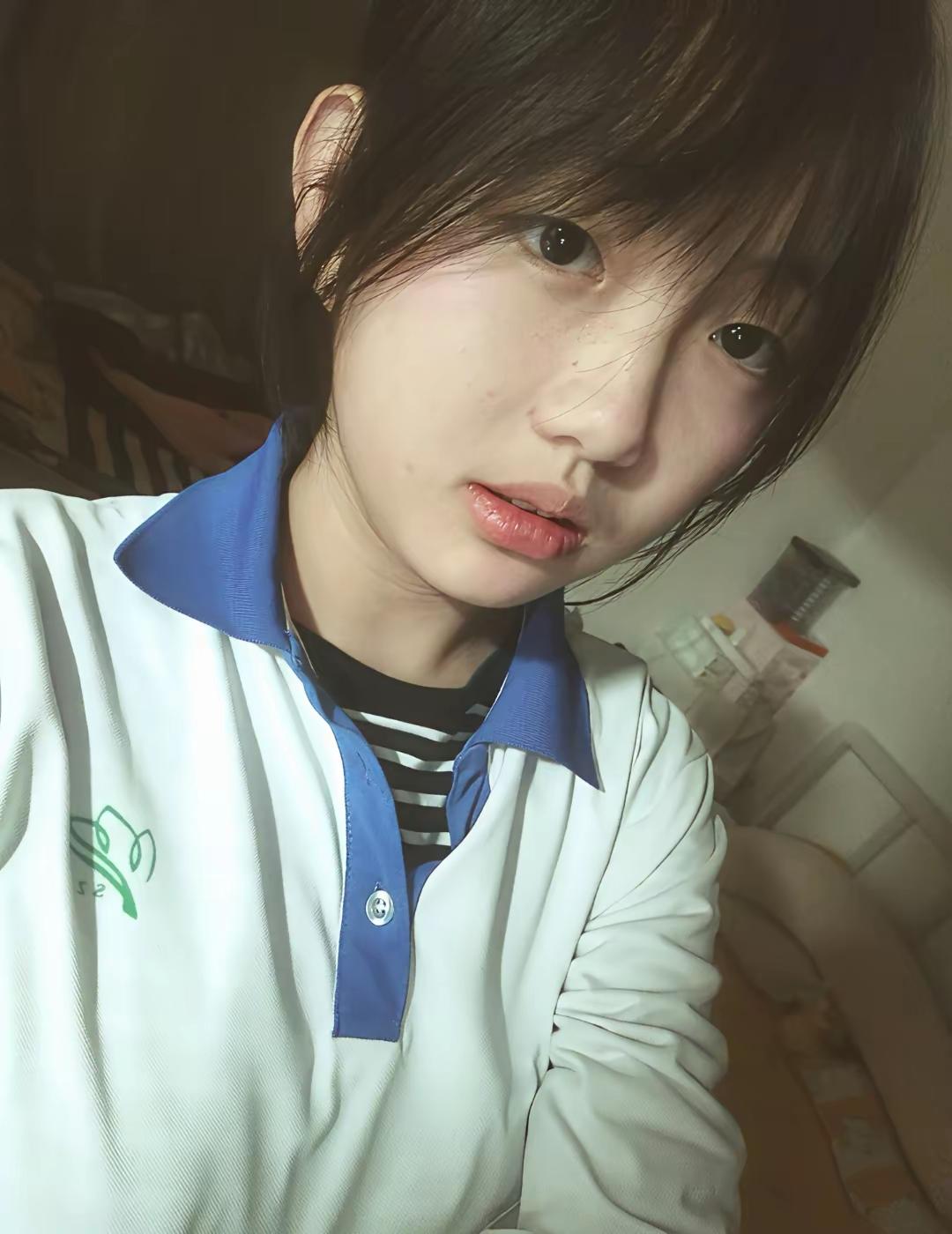 蓝领校服裹着没睡醒的慵懒，刘海乱乱的，像把晚自习的晚风都揉进了头发里。