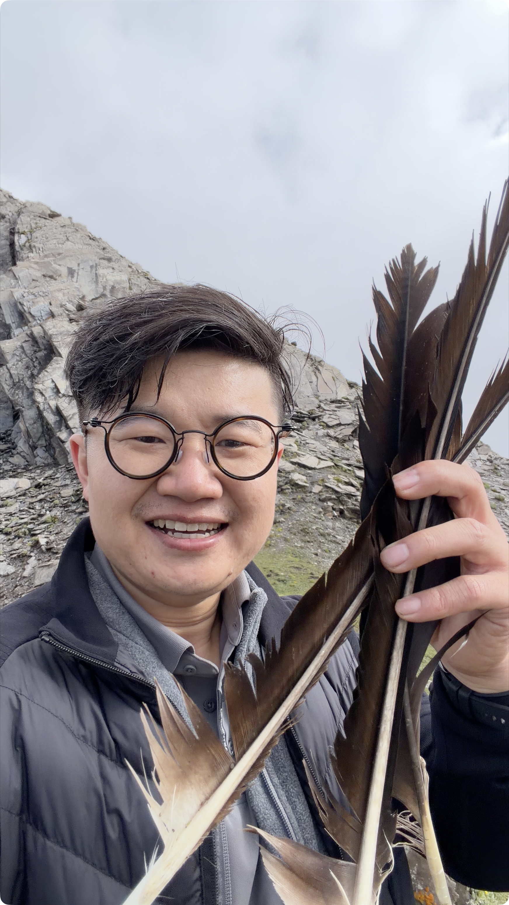 我在4600海拔的山顶捡到了羽毛，我还以为是秃鹫的羽毛，因为怕带回来不吉利，我问