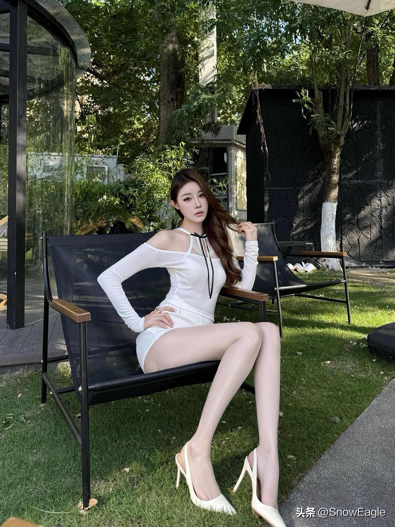 夏日清新穿搭，优雅白裙与高跟鞋的完美搭配，尽显女性魅力。