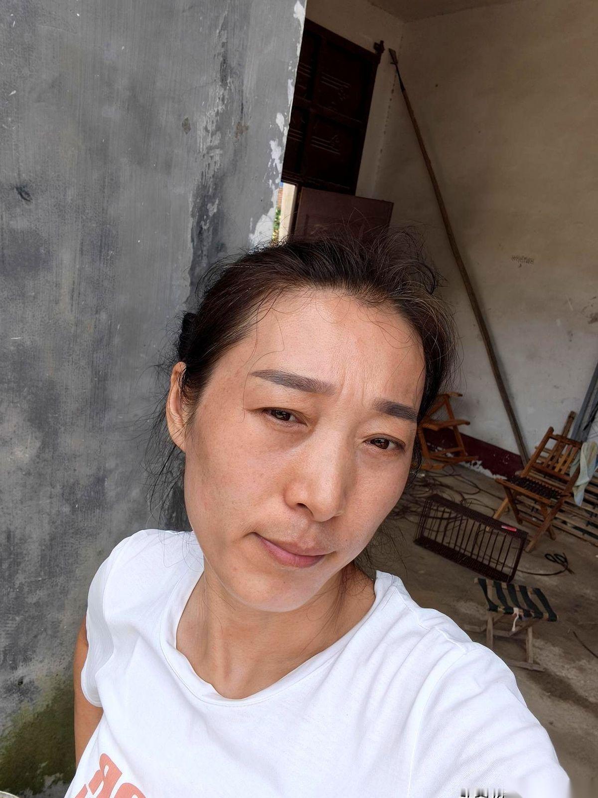 中午这顿饭，我妈直接撂了筷子，说不吃了。
就因为早上煮多的那碗稀饭，她怕浪费，硬