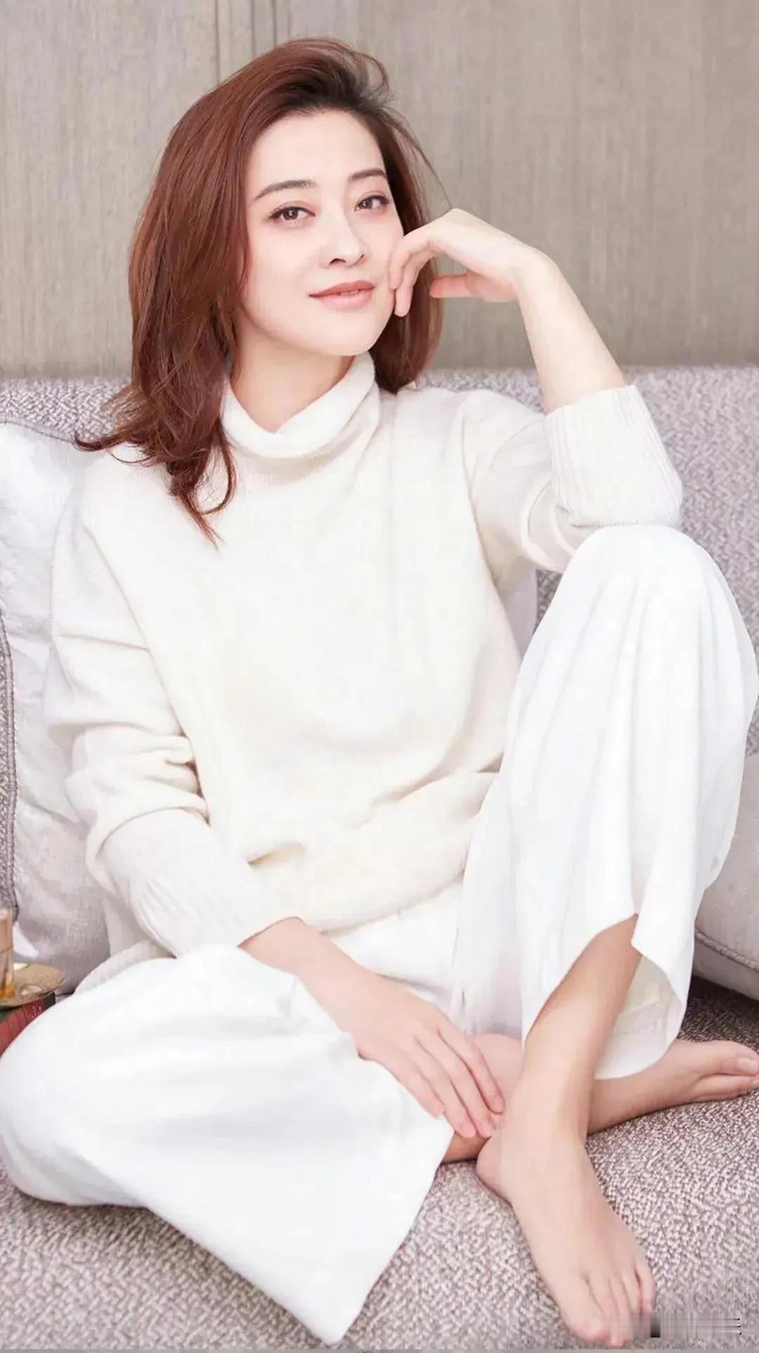 梅婷身高167cm，美艳动人，就连脚趾头都特别好看。她是个从头到脚都好看的女演员