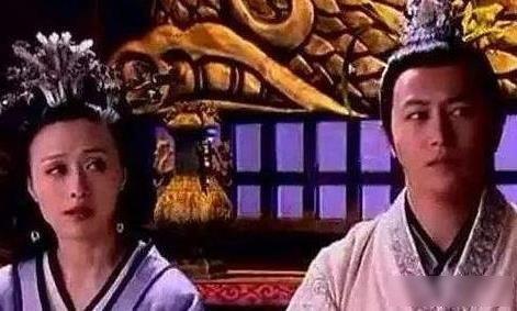 公元前203年，刘邦的两个嫔妃凑在一起闲聊，笑着提到了一个被遗忘了一年多的女人。