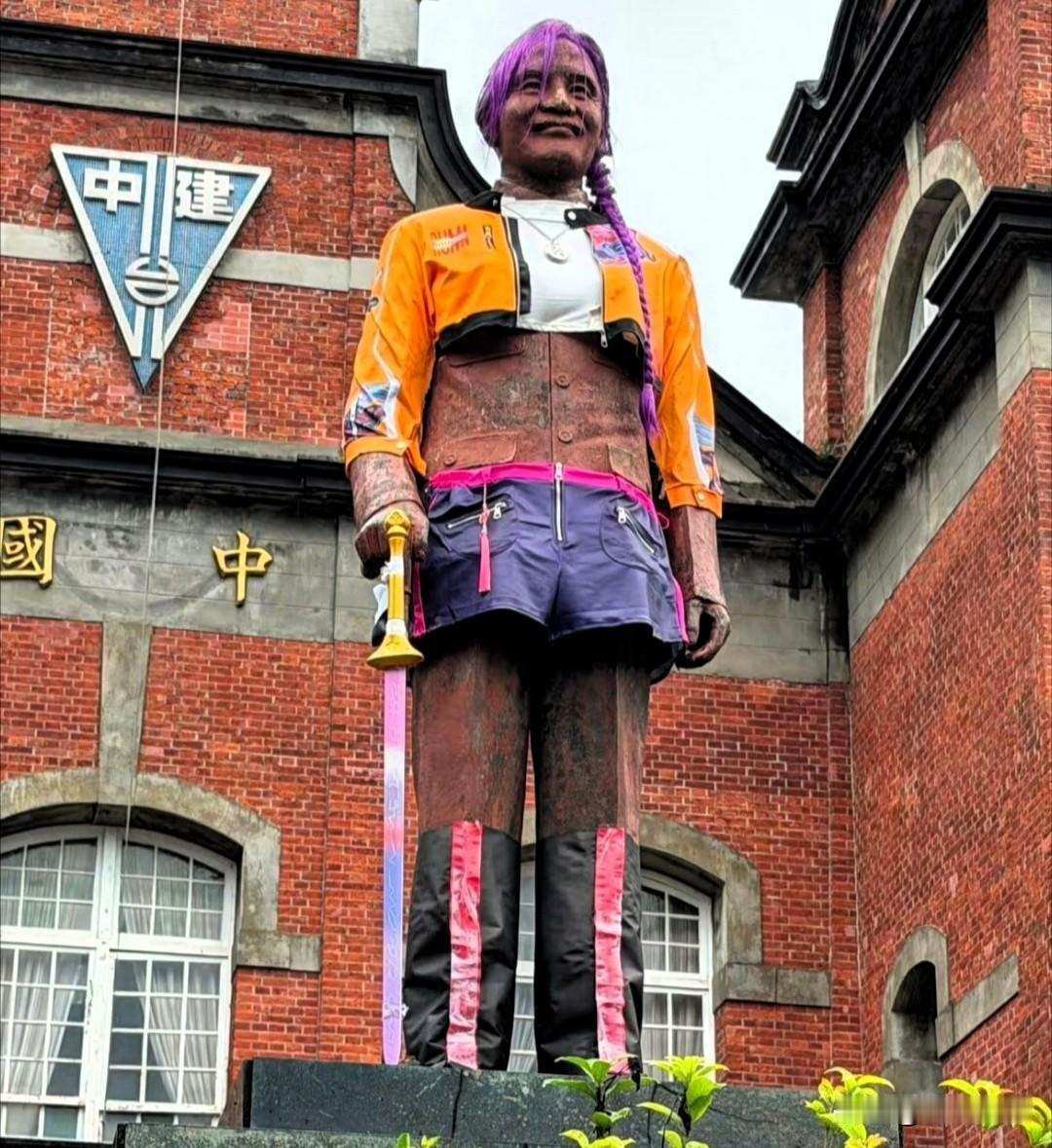台湾省某中学，蒋介石的雕像被师生涂鸦。
在台湾老蒋失去了民心，得不到尊重。老照片